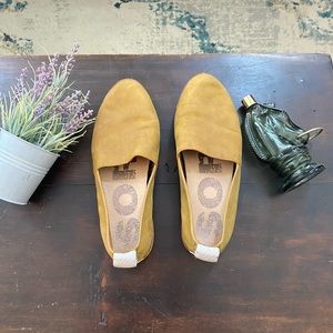 Size women’s 7 leather ella loafers by Sorel in a mustard brown color